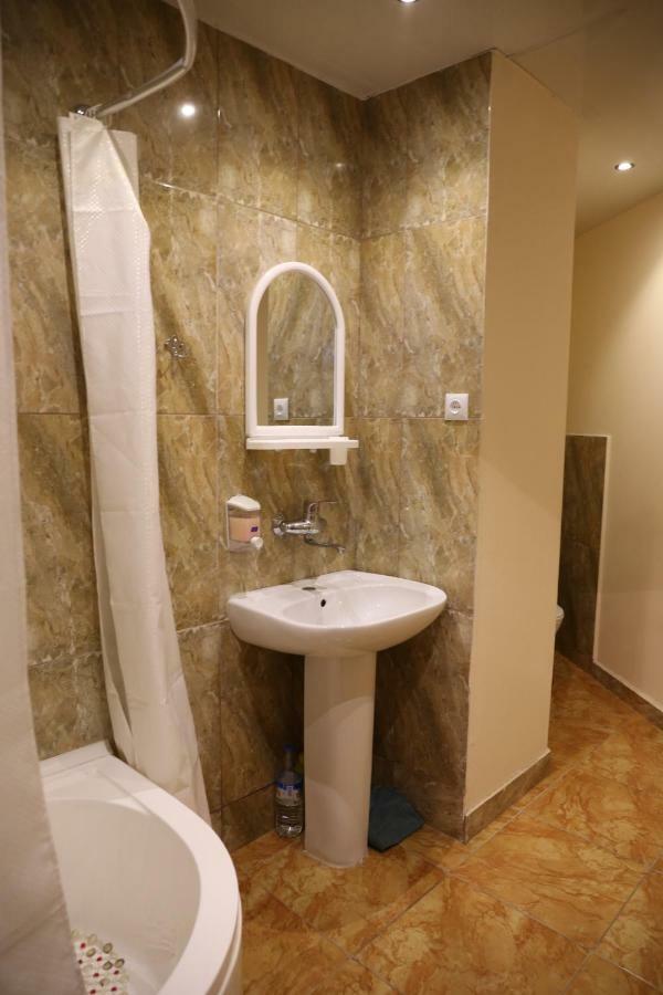 Private Rooms In The City Center - Chonqadze 9 Tbilisi ภายนอก รูปภาพ