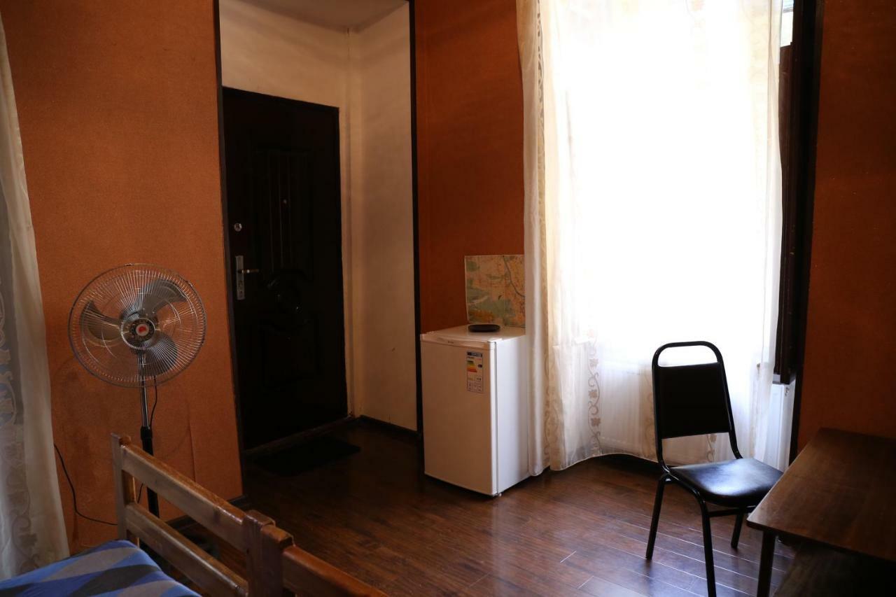 Private Rooms In The City Center - Chonqadze 9 Tbilisi ภายนอก รูปภาพ