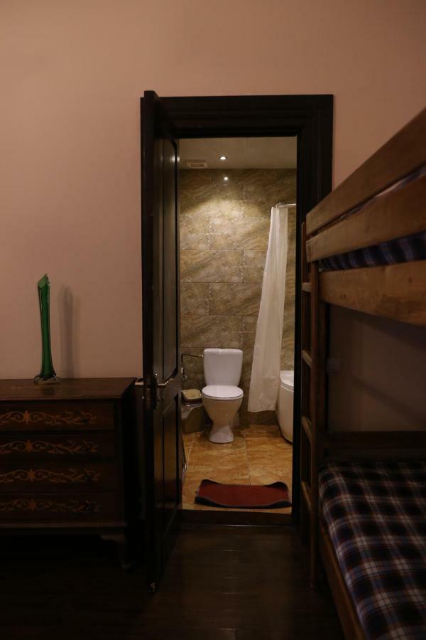 Private Rooms In The City Center - Chonqadze 9 Tbilisi ภายนอก รูปภาพ